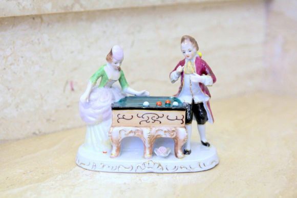 Интересная старинная статуэтка из фарфора - бильярд