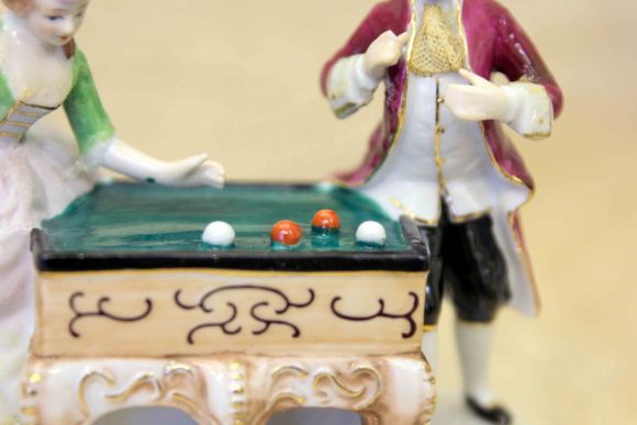 Интересная старинная статуэтка из фарфора - бильярд