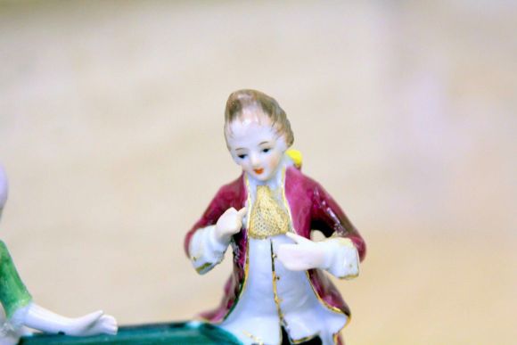 Интересная старинная статуэтка из фарфора - бильярд