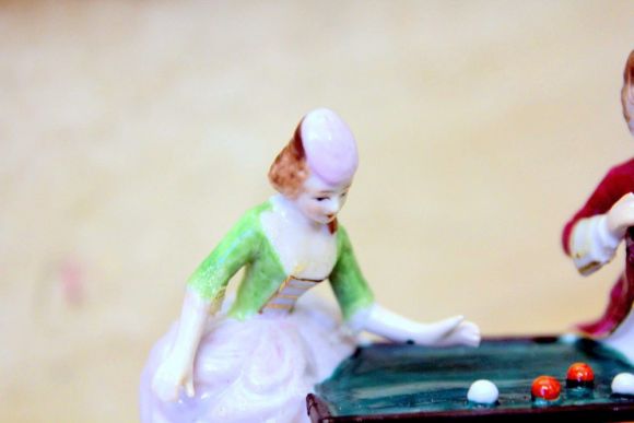 Интересная старинная статуэтка из фарфора - бильярд