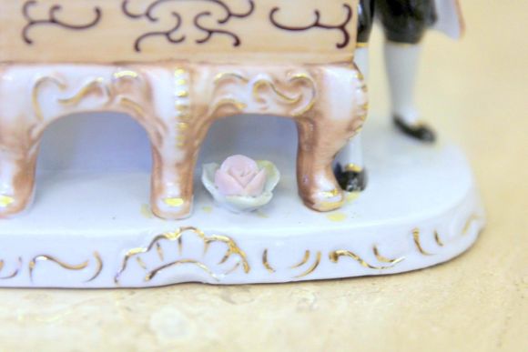 Интересная старинная статуэтка из фарфора - бильярд