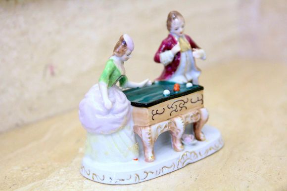 Интересная старинная статуэтка из фарфора - бильярд