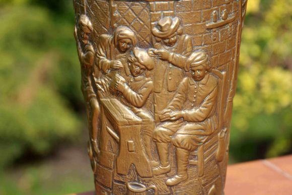 Интересный высокий зольник ручной чеканки. Голландия