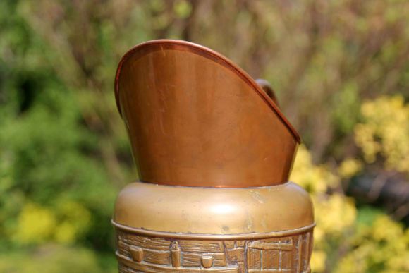 Интересный высокий зольник ручной чеканки. Голландия