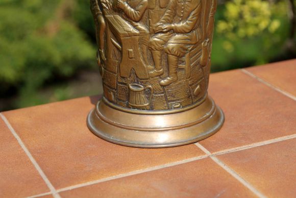 Интересный высокий зольник ручной чеканки. Голландия