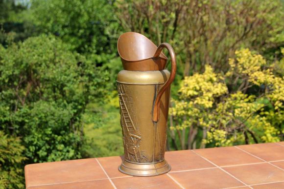 Интересный высокий зольник ручной чеканки. Голландия