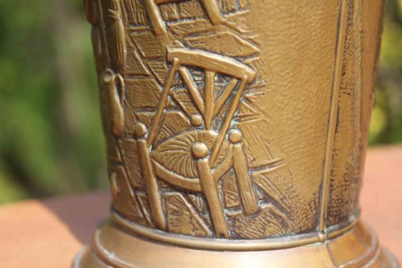 Интересный высокий зольник ручной чеканки. Голландия