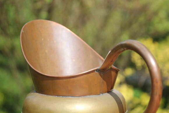 Интересный высокий зольник ручной чеканки. Голландия