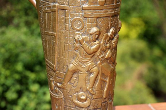 Интересный высокий зольник ручной чеканки. Голландия