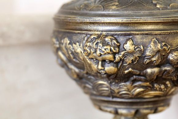 Антикварная керосиновая лампа в рабочем состоянии