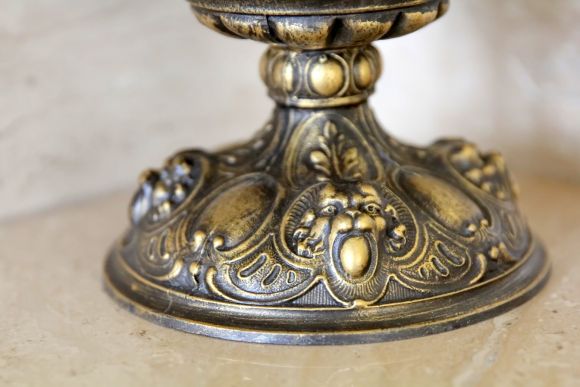 Антикварная керосиновая лампа в рабочем состоянии