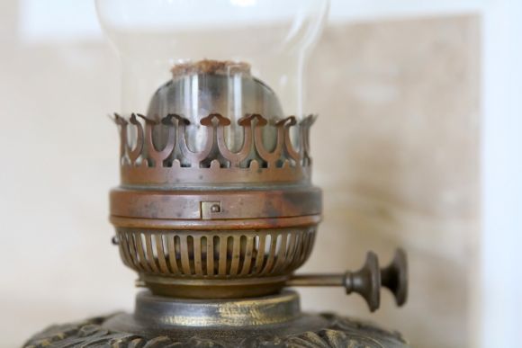 Антикварная керосиновая лампа в рабочем состоянии