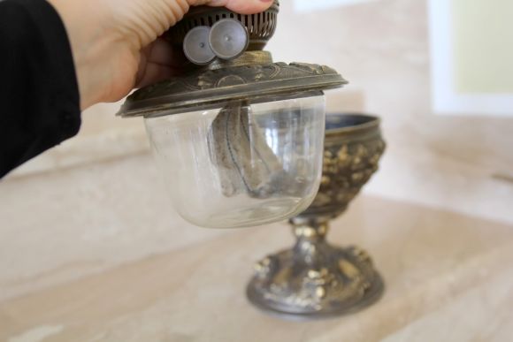 Антикварная керосиновая лампа в рабочем состоянии