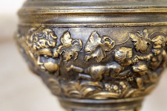 Антикварная керосиновая лампа в рабочем состоянии