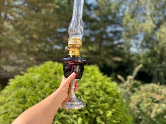 Старинная керосиновая лампа с плафоном из аметистового стекла.