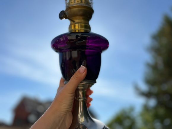 Старинная керосиновая лампа с плафоном из аметистового стекла.
