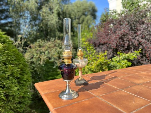 Старинная керосиновая лампа с плафоном из аметистового стекла.