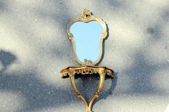 Старинное красивое настенное зеркало