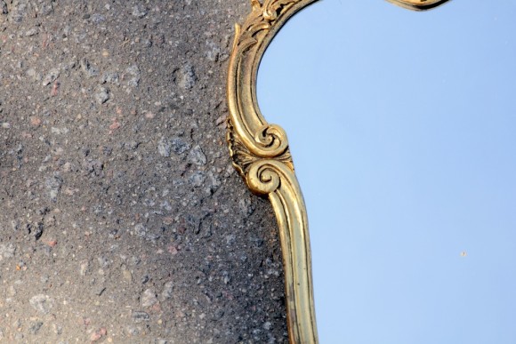 Старинное красивое настенное зеркало