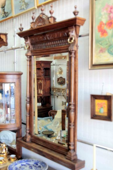 Антикварное зеркало в раме со старинной изящной резьбой