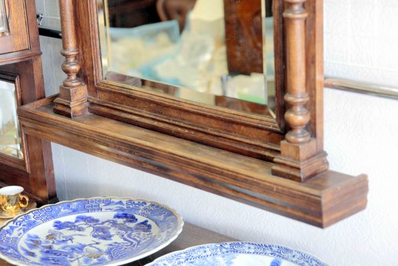 Антикварное зеркало в раме со старинной изящной резьбой