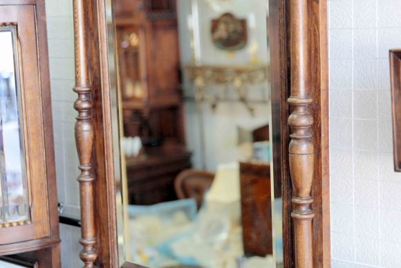 Антикварное зеркало в раме со старинной изящной резьбой