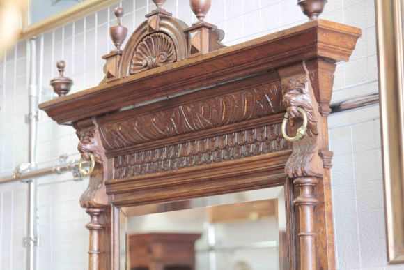 Антикварное зеркало в раме со старинной изящной резьбой