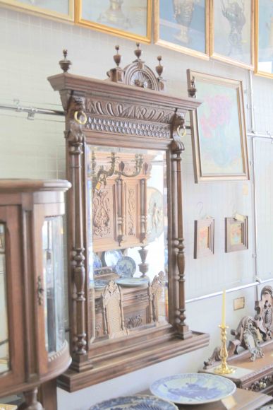 Антикварное зеркало в раме со старинной изящной резьбой