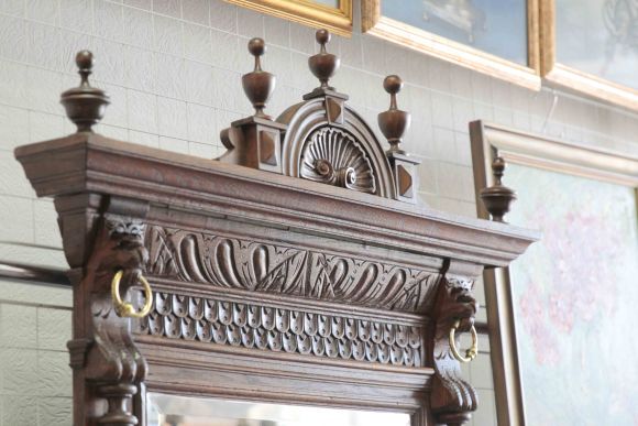 Антикварное зеркало в раме со старинной изящной резьбой