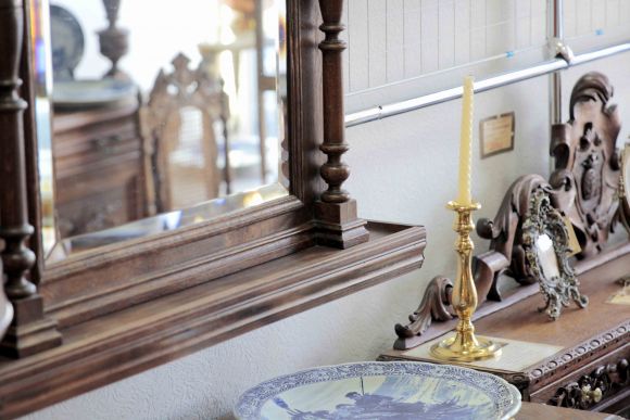 Антикварное зеркало в раме со старинной изящной резьбой