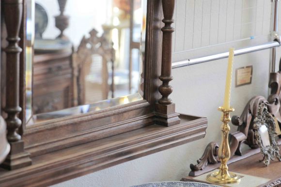 Антикварное зеркало в раме со старинной изящной резьбой