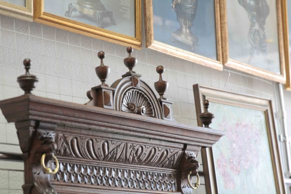 Антикварное зеркало в раме со старинной изящной резьбой