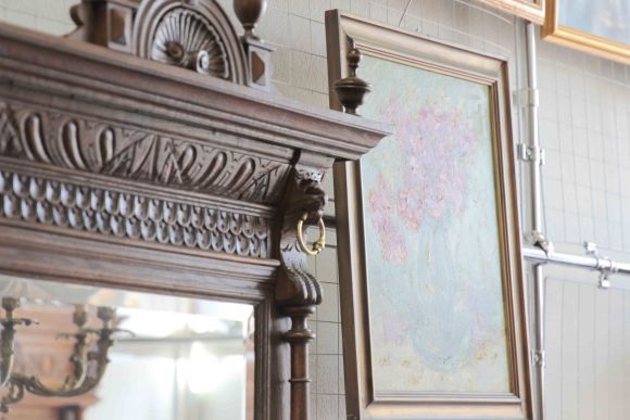 Антикварное зеркало в раме со старинной изящной резьбой