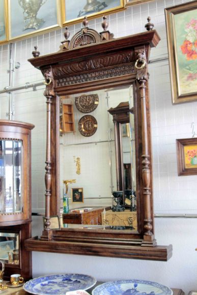 Антикварное зеркало в раме со старинной изящной резьбой