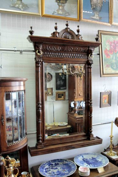 Антикварное зеркало в раме со старинной изящной резьбой