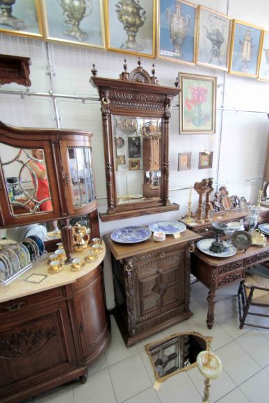 Антикварное зеркало в раме со старинной изящной резьбой