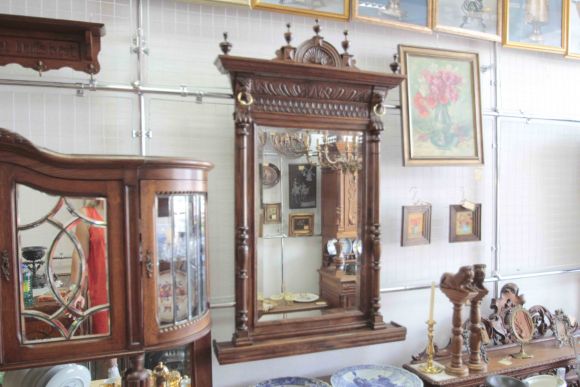 Антикварное зеркало в раме со старинной изящной резьбой