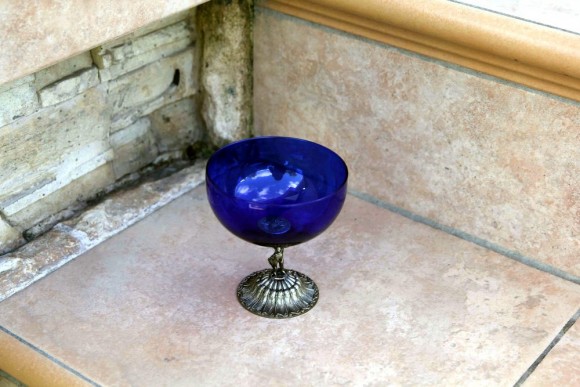 Невероятной красоты бокал с синим стеклом, Оловянное литье