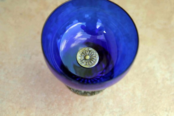 Невероятной красоты бокал с синим стеклом, Оловянное литье