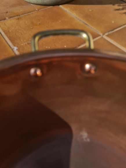 Старинный таз из меди для приготовления варенья. Старинный таз из меди для приготовления варенья.