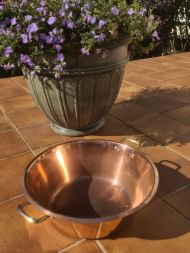 Старинный таз из меди для приготовления варенья.