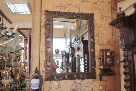 Роскошное старинное  зеркало  в резной деревянной раме