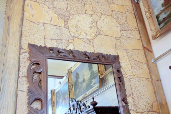 Роскошное старинное  зеркало  в резной деревянной раме