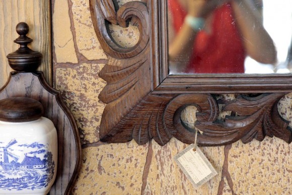 Роскошное старинное  зеркало  в резной деревянной раме