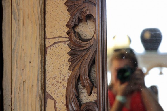Роскошное старинное  зеркало  в резной деревянной раме