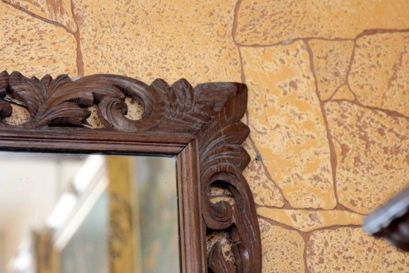 Роскошное старинное  зеркало  в резной деревянной раме