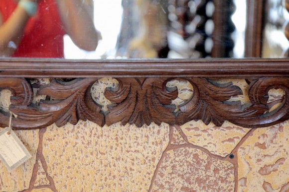 Роскошное старинное  зеркало  в резной деревянной раме