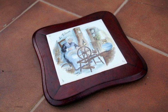 Винтажная подставка под горячее "Прядильщица". Фарфор. Роспись