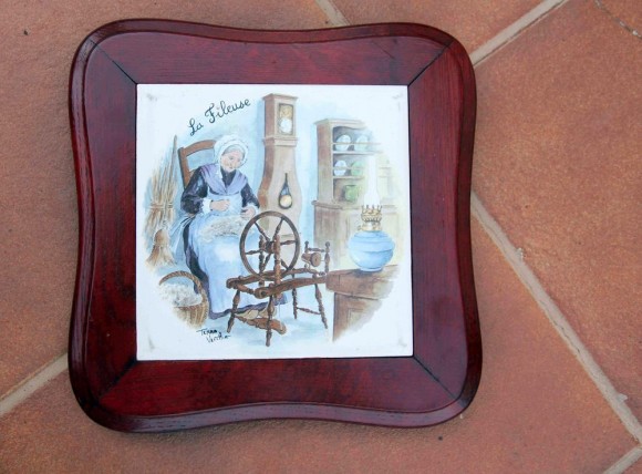 Винтажная подставка под горячее "Прядильщица". Фарфор. Роспись