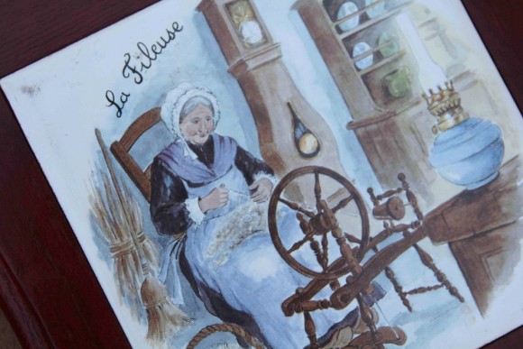 Винтажная подставка под горячее "Прядильщица". Фарфор. Роспись